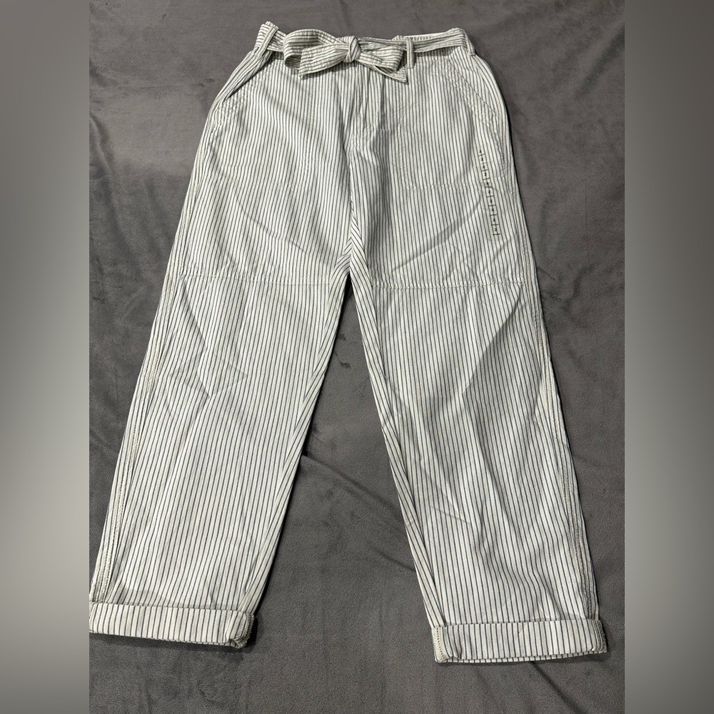 NEW American Eagle Cropped Pants
Size 2 Short
